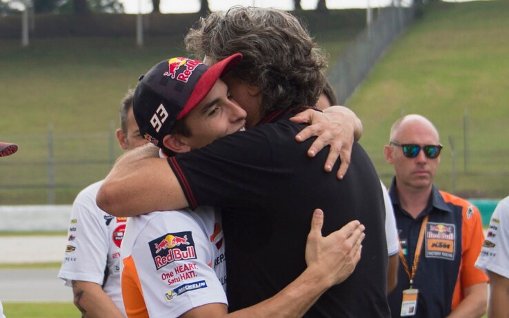L'abbraccio tra Marc Marquez e Paolo Simoncelli il 26 ottobre 2017 a Sepang, alla curva 11, dove Marco perse la vita il 23 ottobre 2011