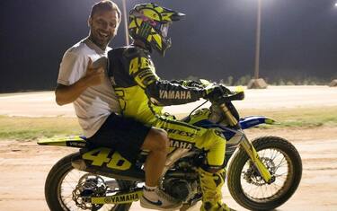 Valentino Rossi e Cesare Cremonini al ranch. VIDEO