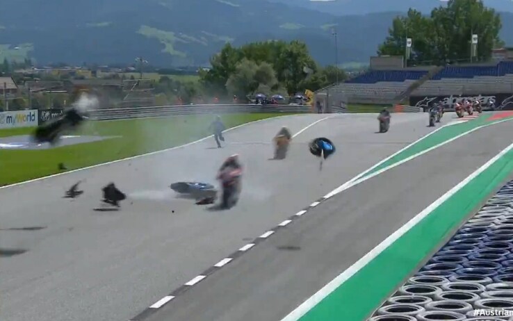 Moto 2 Pauroso Incidente Di Syahrin Centra La Moto Di Bastianini Video Sky Sport