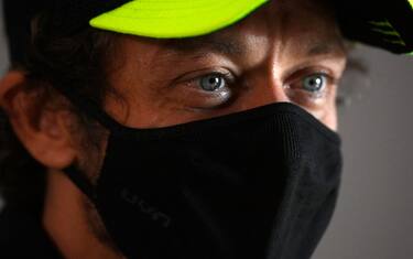 Rossi: "Sto meglio, ma dura seguire il GP da casa"
