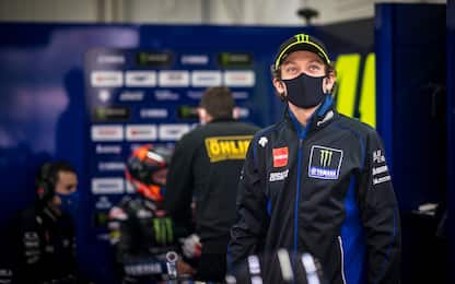 Rossi già al lavoro nel box a Valencia. FOTO