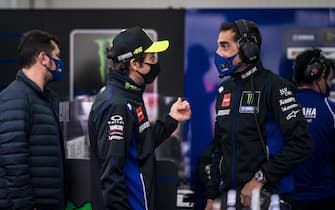 VALENCIA, SPAIN - NOVEMBER 06: Valentino Rossi of Italy and Monster Energy Yamaha MotoGP visits his garage at the end of FP2 after his quarantine (regarding the corona virus) and speaks with his Data Engineer Matteo Flamigni during the free practice for the MotoGP of Europe at Comunitat Valenciana Ricardo Tormo Circuit on November 06, 2020 in Valencia, Spain. (Photo by Steve Wobser/Getty Images)