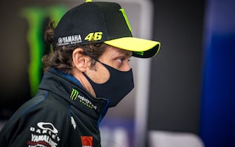 VALENCIA, SPAIN - NOVEMBER 06: Valentino Rossi of Italy and Monster Energy Yamaha MotoGP visits his garage at the end of FP2 after his quarantine (regarding the corona virus) during the free practice for the MotoGP of Europe at Comunitat Valenciana Ricardo Tormo Circuit on November 06, 2020 in Valencia, Spain. (Photo by Steve Wobser/Getty Images)