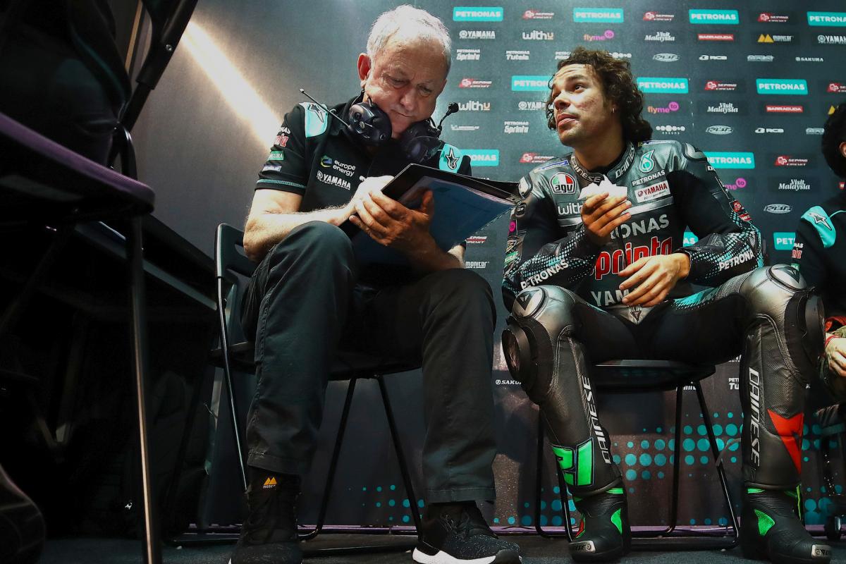Il capotecnico Ramon Forcada al lavoro con Franco Morbidelli (foto da motogp.com)