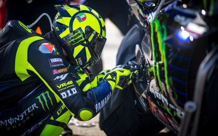 Il rituale di Valentino, piegato davanti alla sua Yamaha