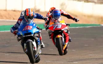epa08755379 Spanish MotoGP rider Alex Rins (L) of the Suzuki Ecstar team is on his way to win the Motorcycling Grand Prix of Aragon at Motorland circuit in Alcaniz, Spain, 18 October 2020. Rins won ahead of second placed compatriot Alex Marquez (R) of the Repsol Honda Team.  EPA/JAVIER CEBOLLADA