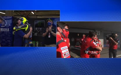 Rossi e Dovi, abbracci emozionanti ai box. VIDEO