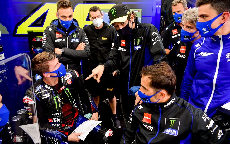 Valentino Rossi nel box Yamaha con Garrett Gerloff