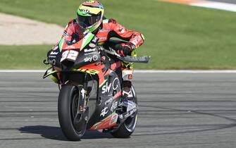 VALENCIA CIRCUIT RICARDO TORMO, SPAIN - NOVEMBER 08: Lorenzo Savadori, Aprilia Racing Team Gresini, throwing a piece of his bike away during the Valencia GP at Valencia Circuit Ricardo Tormo on November 08, 2020 in Valencia Circuit Ricardo Tormo, Spain. (Photo by Gold and Goose / LAT Images)