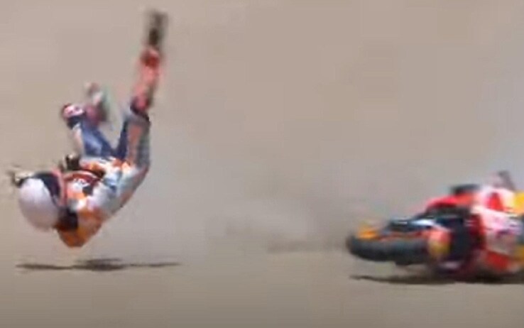 Il fermo immagine preso da un video postato su Youtube mostra la brutta caduta di Marc Marquez mentre era in rimonta sulle prime posizioni nel Gp di Spagna a Jerez, 19 luglio 2020.
FERMO IMMAGINE VIDEO YOUTUBE +++ ATTENZIONE LA FOTO NON PUO' ESSERE PUBBLICATA O RIPRODOTTA SENZA L'AUTORIZZAZIONE DELLA FONTE DI ORIGINE CUI SI RINVIA +++ ++ HO - NO SALES, EDITORIAL USE ONLY ++