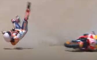 Il fermo immagine preso da un video postato su Youtube mostra la brutta caduta di Marc Marquez mentre era in rimonta sulle prime posizioni nel Gp di Spagna a Jerez, 19 luglio 2020. 
FERMO IMMAGINE VIDEO YOUTUBE +++ ATTENZIONE LA FOTO NON PUO' ESSERE PUBBLICATA O RIPRODOTTA SENZA L'AUTORIZZAZIONE DELLA FONTE DI ORIGINE CUI SI RINVIA +++ ++ HO - NO SALES, EDITORIAL USE ONLY ++