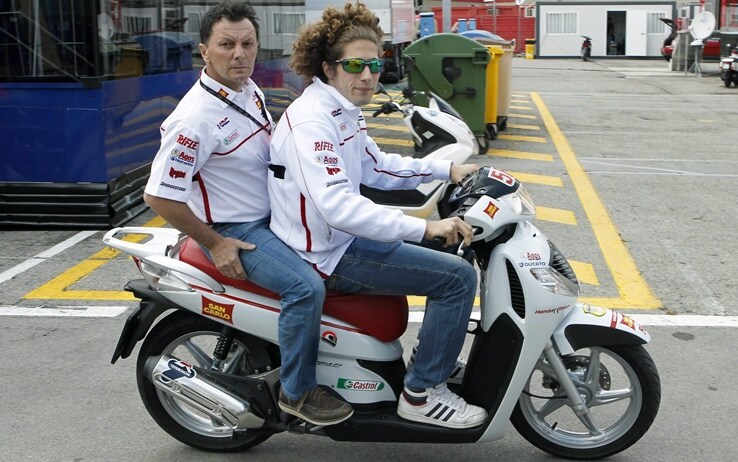 Fausto Gresini con Marco Simoncelli nel paddock del Montmeló nel giugno 2011 Fausto Gresini con Marco Simoncelli nel paddock del Montmeló nel giugno 2011