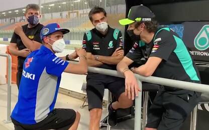 Rossi e Rins, a bordo pista si chiacchiera di F1