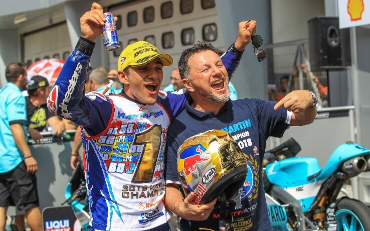 Jorge Martin esulta con Fausto Gresini dopo la conquista del titolo Moto3 nel 2018