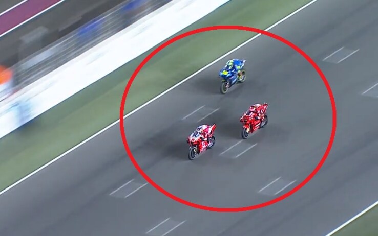 Il momento in cui Zarco e Bagnaia sorpassano Mir sul traguardo di Losail