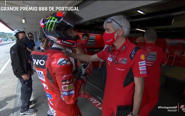 Bagnaia deluso al rientro al box Ducati, dopo la cancellazione del giro
