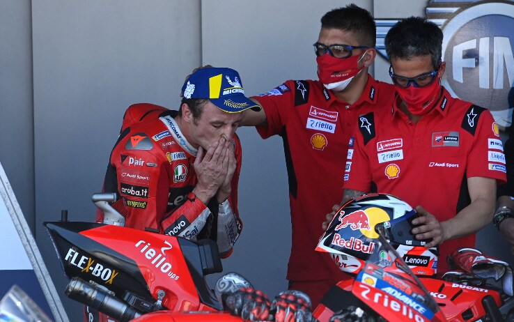 Jack Miller manda un bacio alla sua Ducati dopo l'arrivo