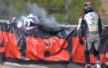 Van der Mark, moto in fumo sulle barriere. VIDEO