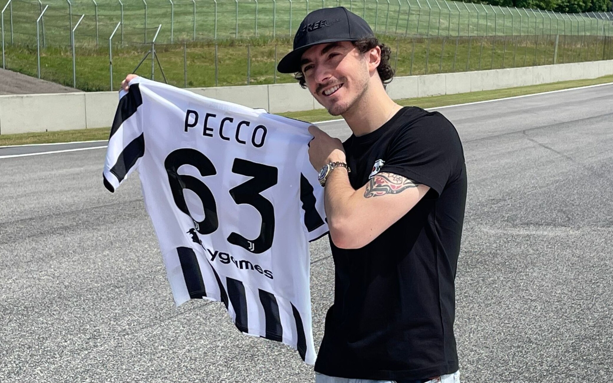 Pecco Bagnaia con la maglia della Juventus