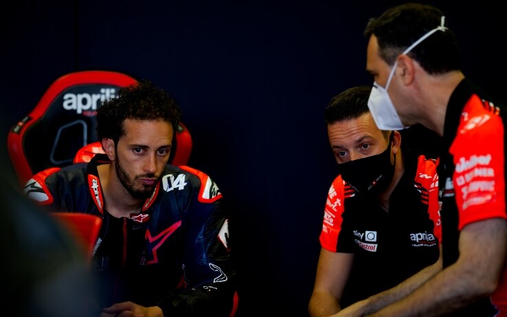 Dovizioso al lavoro nel box Aprilia