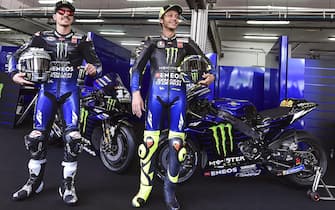epa08197368 A handout photo made available by the Sepang International Circuit of Italian MotoGP rider Valentino Rossi (R) and his Spanish teammate Maverick Vinales (L) of the Monster Energy Yamaha MotoGP team posing with their new bikes at Sepang International Circuit, outside Kuala Lumpur, Malaysia, 06 February 2020.  EPA/SEPANG INTERNATIONAL CIRCUIT HANDOUT  HANDOUT EDITORIAL USE ONLY/NO SALES