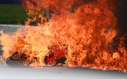 Incidente tra Pedrosa e Savadori, moto in fiamme