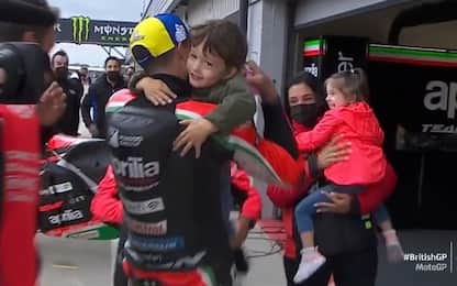 Espargaró corre ai box per abbracciare i figli
