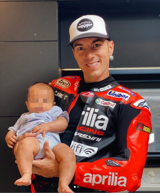 Maverick Vinales con la figlia Nina ad Aragon