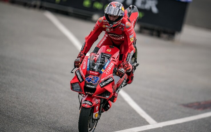 Lo "stoppie" di Jack Miller: solleva il posteriore della moto, rimanendo in equilibrio sulla ruota anteriore