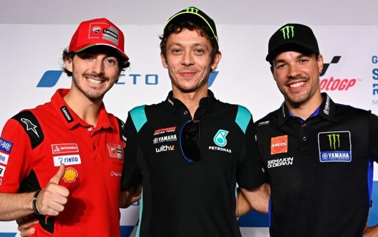 Bagnaia, Rossi e Morbidelli nella sala stampa di Misano (foto da motogp.com)