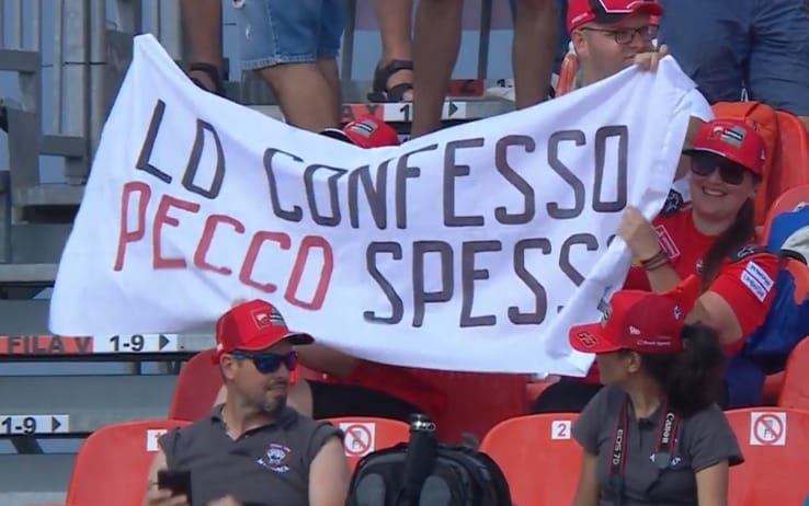 Uno striscione esposto sugli spalti di Misano, dedicato a "Pecco" Bagnaia