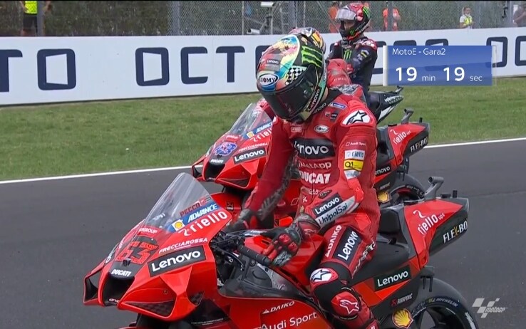 Bagnaia è partito dalla pole a Misano: prima del via, Pecco accarezza il serbatoio della sua Ducati