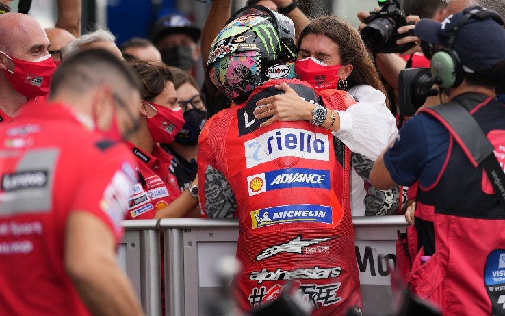 Dopo aver vinto la gara di Misano, Pecco abbraccia la fidanzata Domizia al parco chiuso