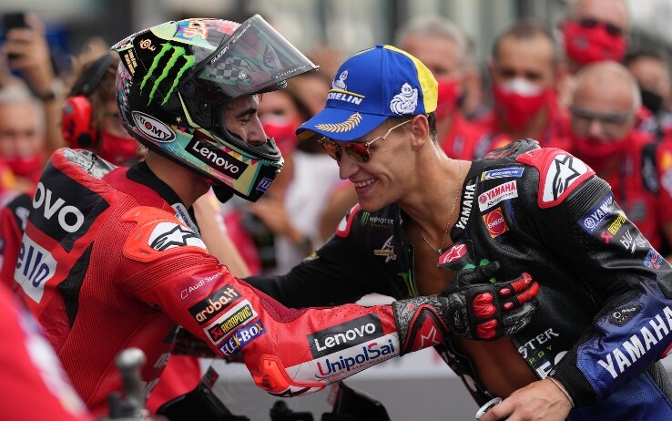 Scambio di complimenti tra Pecco Bagnaia e Fabio Quartararo a fine gara