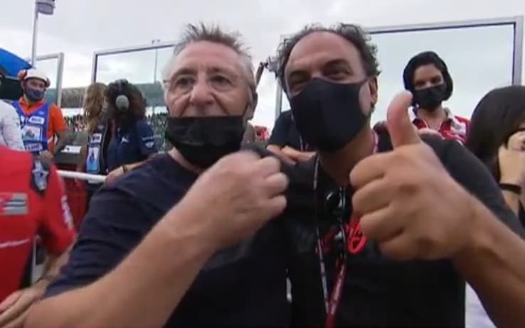 A sinistra il papà di Fabio Quartararo (indossa gli occhiali), a destra il papà di Pecco Bagnaia