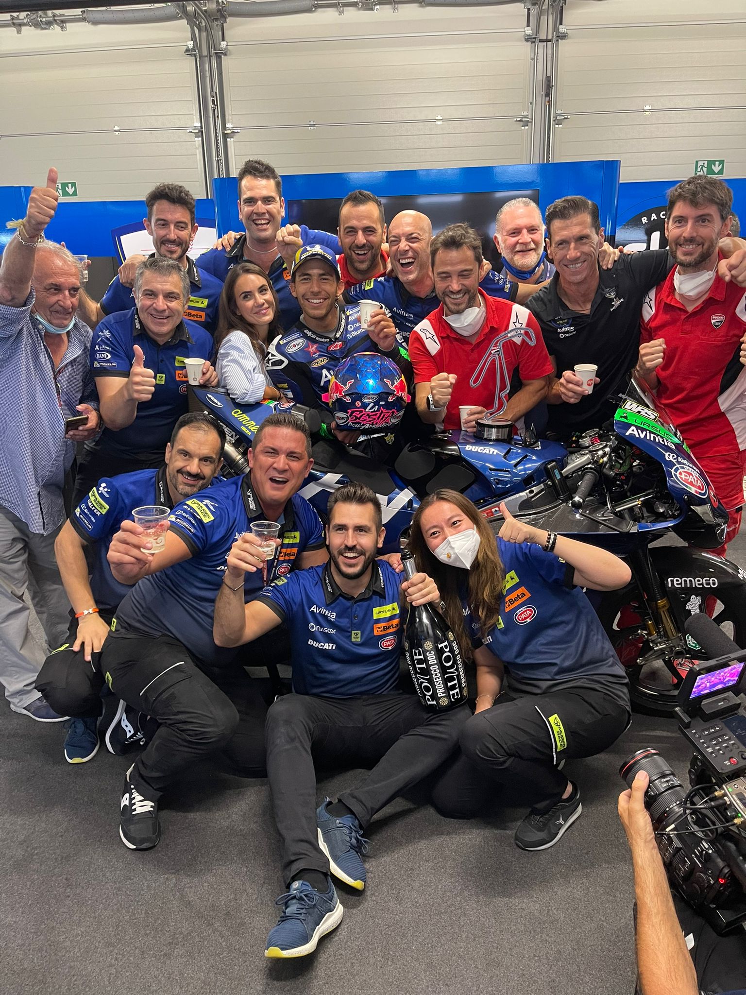 La festa nel box di Bastianini dopo il terzo posto conquistato a Misano: è il primo podio di Enea in MotoGP