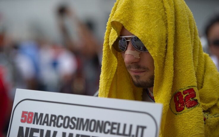 Marco Simoncelli con l'asciugamano al contrario sulla testa, sulla griglia di partenza di Sepang, il 23 ottobre 2011