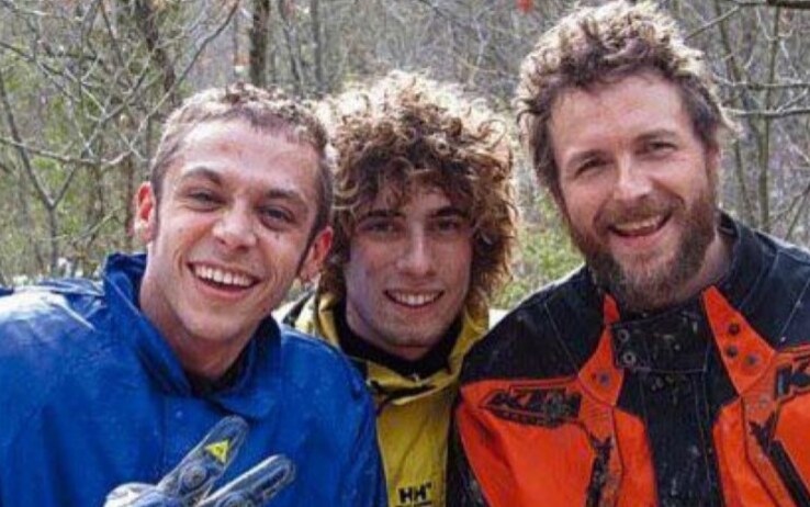 Marco Simoncelli tra i due amici Valentino Rossi e Jovanotti