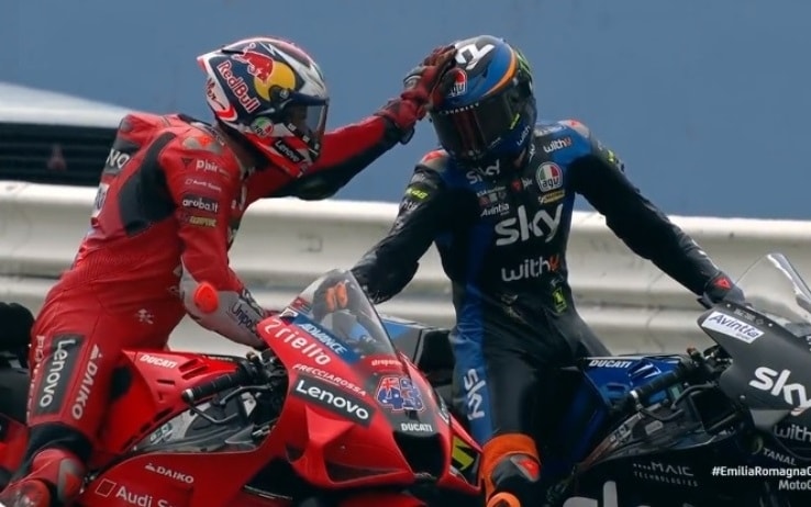 Il poleman Pecco Bagnaia si complimenta con Luca Marini per il 3° posto nelle qualifiche di Misano