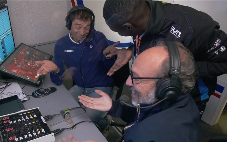 Khaby Lame in cabina di commento con Guido Meda e Mauro Sanchini