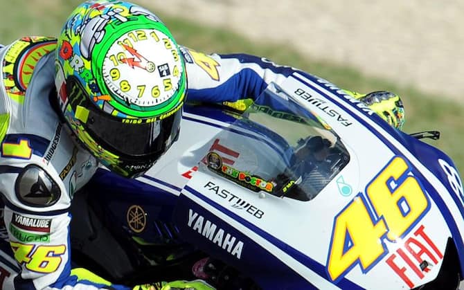 MotoGp, per il futuro papà Valentino Rossi un casco con nastro rosa a  Misano 