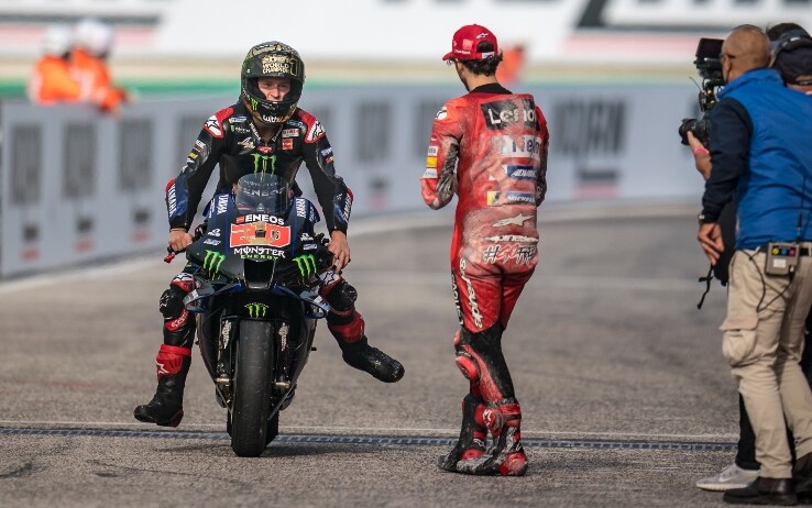 Bagnaia attende Quartararo in pit-lane per complimentarsi con il rivale francese