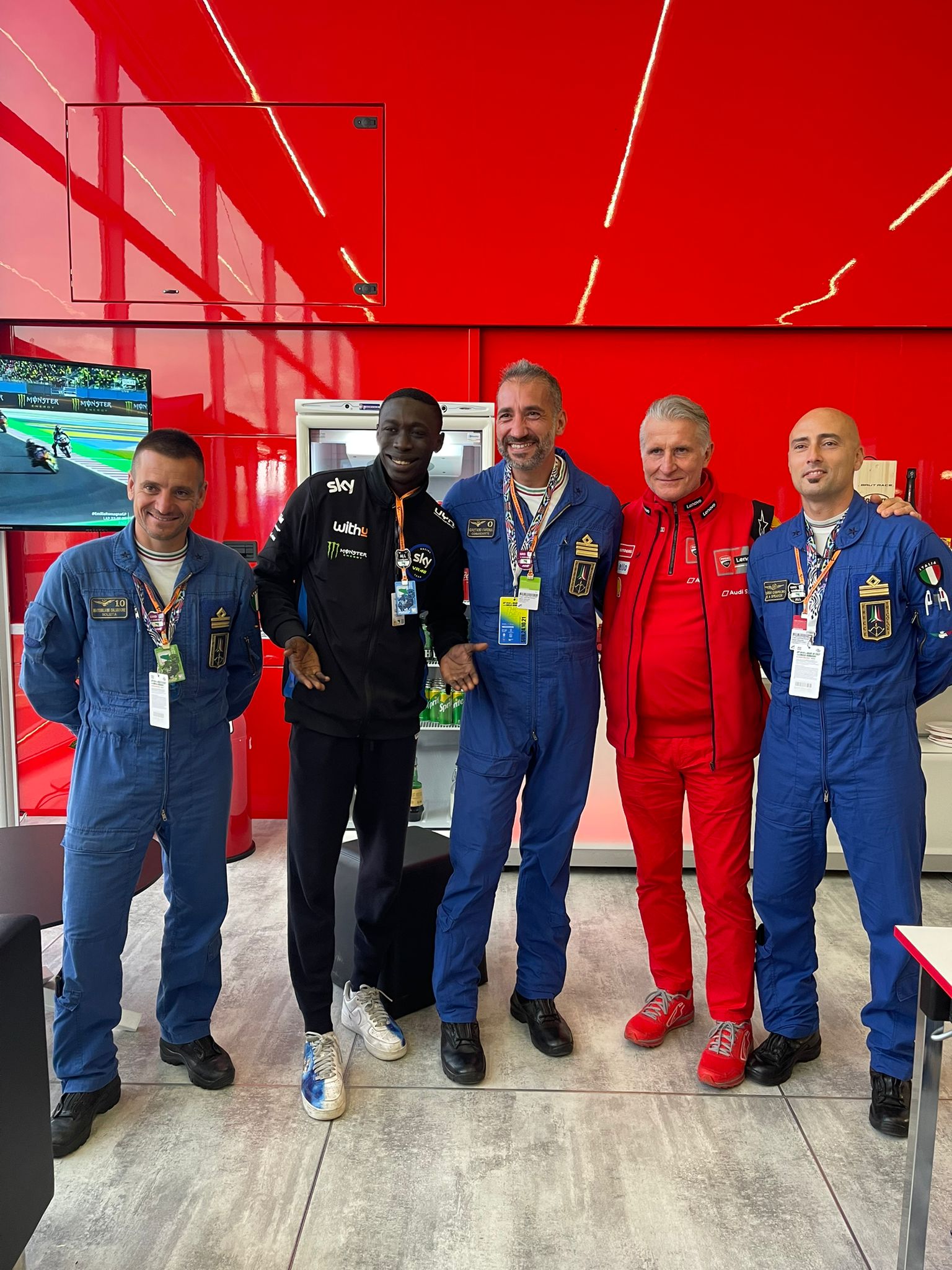 Khaby con i piloti delle Frecce Tricolori e Paolo Ciabatti (Ducati) moto3