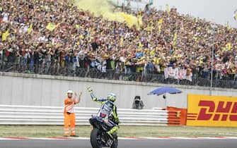 Il pilota Valentino Rossi saluta i suoi fans nel giro d'onore della moto GP nel Gran Premio di San Marino e della Riviera di Rimini, 13 Settembre  2015. ANSA/PASQUALE/ BOVE