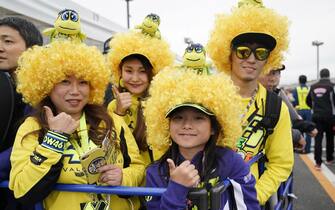 epa07929973 Fans of Italian MotoGP rider Valentino Rossi of Monster Energy Yamaha MotoGP Team pose for a photo in the paddock area before a free practice session for Motorcycling Grand Prix of Japan at Twin Ring Motegi in Motegi, Tochigi Prefecture, north of Tokyo, Japan, 18 October 2019.  EPA/TORU HANAI