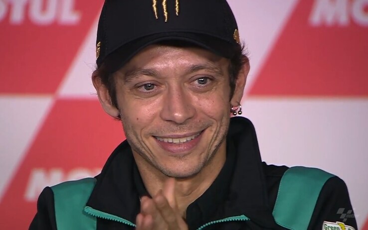 Gli occhi lucidi di Valentino Rossi dopo aver visto il video dei suoi tifosi