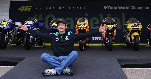 Valentino Rossi posa con le moto campioni del mondo MotoGP a Valencia | Sky  Sport