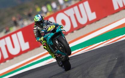 Vale 10°, passa in Q2. Caduta di P. Espargaró