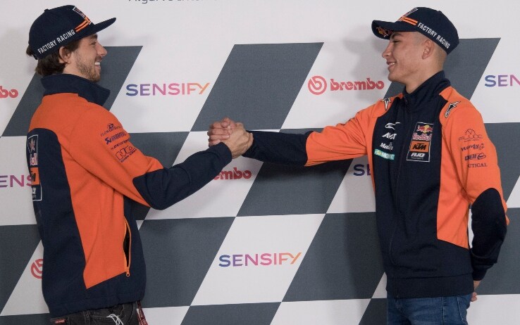 Il campione del mondo della Moto2, Remy Gardner (a sinistra) e il compagno di box Raul Fernandez (a destra)