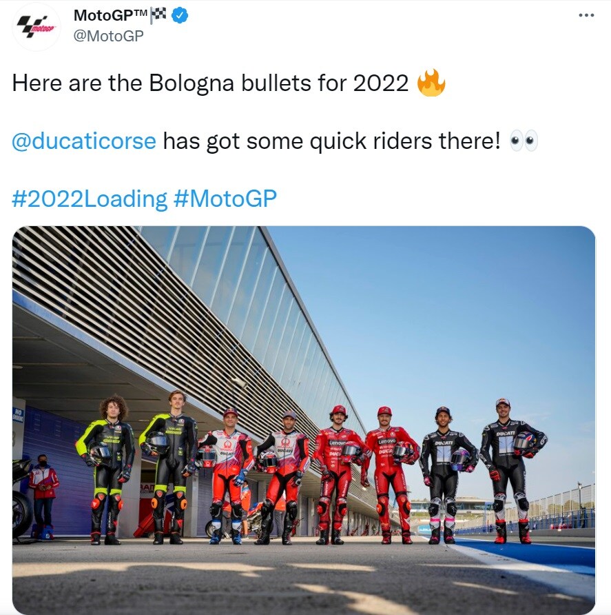 La foto con gli otto piloti della Ducati schierati nel paddock di Jerez (fonte Twitter @MotoGP)